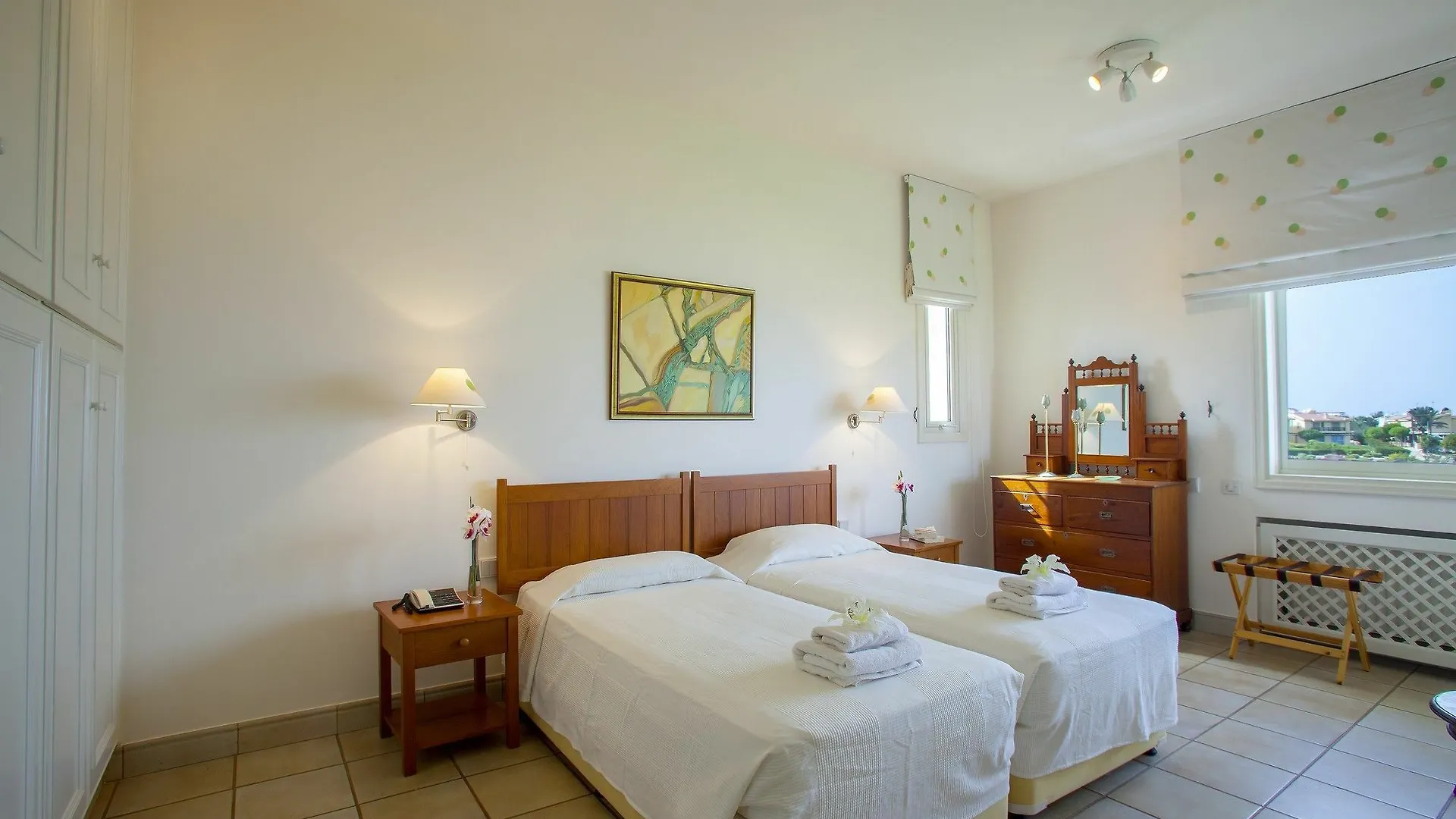 Alia Sirina Seafront Suite Πρωταράς 0*,
